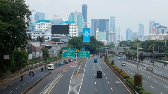Suasana kendaraan melintas di Jalan Gatot Subroto dan Tol Dalam Kota di  Jakarta, Senin (1/9/2025). [Suara.com/Alfian Winanto]