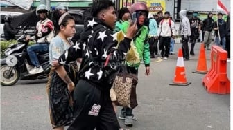 Viral! Ibu Usai Melahirkan Terpaksa Jalan Kaki di Tengah Demo, Netizen: Sakit Banget Pasti