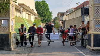 Antisipasi Rusuh, Cerita Warga Solo Kompak Tutup Jalan Kampung Saat Demo