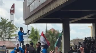 Gelombang Kedua Datang, Massa Mahasiswa Justru Terbelah di Gedung DPRD Sumsel
