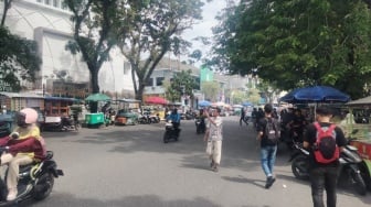 Pedagang Ramai-ramai Padati Kawasan DPRD Sumbar, Penjual: Dapat Info Demo Hari Ini!