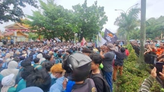 Mahasiswa Mulai Padati Kantor DPRD Riau, Ada Bendera One Piece