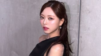 4 Ide Fashion Feminin Yuna ITZY untuk OOTD Harian, Simpel tapi Memesona!