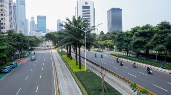 Suasana kendaraan melintas di Jalan Sudirman-Thamrin, Jakarta, Senin (1/9/2025). [Suara.com/Alfian Winanto]