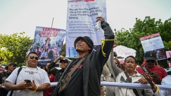 Massa yang tergabung dalam Aliansi Masyarakat Pati Bersatu (AMPB) mengikuti aksi di depan Gedung Merah Putih KPK, Jakarta, Senin (1/9/2025). [ANTARA FOTO/Fauzan/wpa]