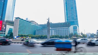 Suasana kendaraan melintas di Kawasan Bundaran HI, Jakarta, Senin (1/9/2025). [Suara.com/Alfian Winanto]