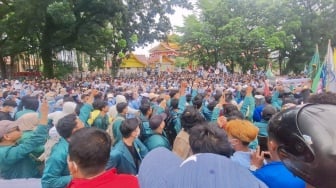 Teriakan 'Revolusi' hingga Desakan Copot Kapolri Menggema di Demo DPRD Riau