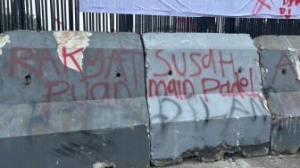 'Rakyat Susah, Puan Main Padel,' Sisa Amarah Demo Ricuh Terpampang di Dinding Gedung DPR