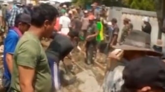 4 Fakta Inspiratif di Balik Aksi Pemuda Sibilik Tambal Jalan yang Rusak Puluhan Tahun