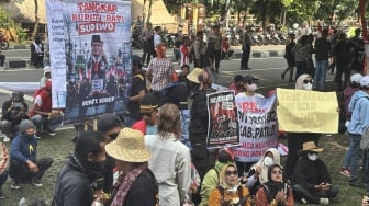 Gema 'Tangkap Sudewo!' Nyaring di Gedung KPK Pagi Ini