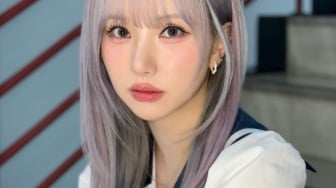 OOTD Kasual Playful ala Eunha VIVIZ: 4 Ide Gaya Sat Set Buat Harian