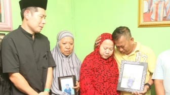 CEO Grab Menangis di Pelukan Ibu Ojol yang Tewas di Makassar