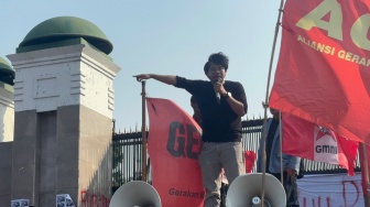 Ferry Irwandi Tunjuk Gedung DPR Saat Orasi: 'Penjahatnya Bukan Kita, Tapi Mereka!'