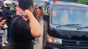 Bukan Cuma Ambulans, Suzuki Carry Ini Punya 'Hak Istimewa' di Tengah Lautan Massa Demonstrasi