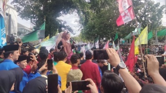 DPRD Sumbar Dikepung Demonstran, Emak-emak Ikut Berorasi!
