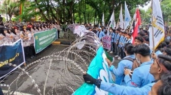 Massa Aksi di DPRD Riau Minta Mahasiswa Unri Khariq Anhar Dibebaskan