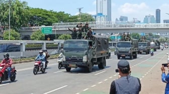 Kondisi Depan Gedung DPR Sepi Demonstran, Deretan Mobil TNI Keliling Amankan Jalan