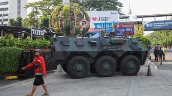 Kendaraan taktis TNI jenis Panser disiagakan di depan pusat perdagangan LTC Glodok, kawasan Glodok, Jakarta, Selasa (2/9/2025). [Suara.com/Alfian Winanto]