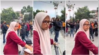 Bukan Lari saat Demo Mau Ricuh, Mahasiswi Ini Pasang Badan Untuk Penjual Kue Ape