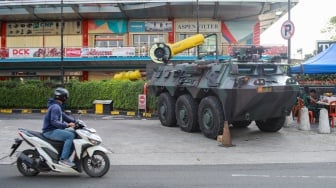 Kendaraan Taktis TNI Berjaga di Pusat Perbelanjaan