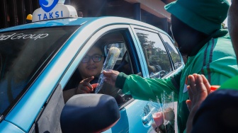 Ojol Gelar Aksi Damai, Berbagi Bunga dan Harapan