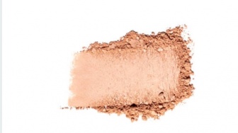 5 Bedak Tabur untuk Mengatasi Kulit Kering agar Makeup Tetap Halus
