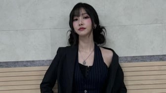 4 Daily Outfit Edgy ala Yuju GFRIEND, Meski Simple tapi Gaya Tetap Bold!