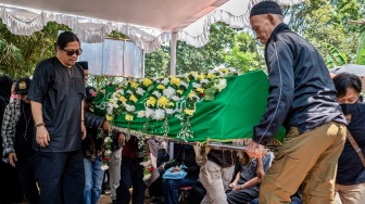 Keluarga menaburkan bunga saat pemakaman jenazah personel grup musik Bimbo, Raden Darmawan Dajat Hardjakusumah atau Acil Bimbo di TPU Cipageran, Kota Cimahi, Jawa Barat, Selasa (2/9/2025). [ANTARA FOTO/Abdan Syakura/bar]
