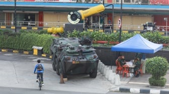 Kendaraan taktis TNI jenis Panser disiagakan di depan pusat perdagangan LTC Glodok, kawasan Glodok, Jakarta, Selasa (2/9/2025). [Suara.com/Alfian Winanto]