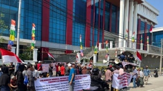 Jelang Vonis Razman Arif Nasution, Para Pendukung Bawa Spanduk dan Orasi di Depan PN Jakarta Utara