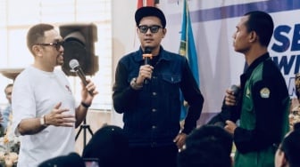 Momen Ahmad Sahroni dan Mahasiswa Unri Khariq Anhar di Sebuah Acara