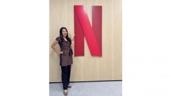 Dee Lestari Pamer Foto Bareng Netflix, Aroma Karsa Bakal Difilmkan?
