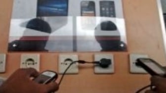5 Bahaya Main HP Saat Dicas, Bisa Picu Korsleting hingga Kebakaran!