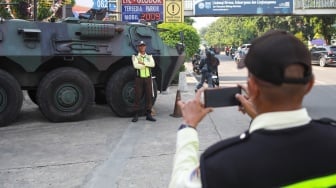 Kendaraan taktis TNI jenis Panser disiagakan di depan pusat perdagangan LTC Glodok, kawasan Glodok, Jakarta, Selasa (2/9/2025). [Suara.com/Alfian Winanto]