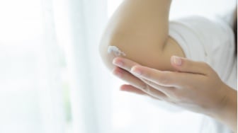 Cara Cerahkan Siku dan Lutut: Ini 6 Rekomendasi Skincare yang Bisa Jadi Opsi