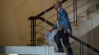 Mantan calon Wakil Gubernur Jawa Barat sekaligus putra Presiden ke-3 RI B. J. Habibie Ilham Akbar Habibie berjalan menaiki anak tangga menuju ruang pemeriksaan di Gedung Merah Putih KPK, Jakarta, Rabu (3/9/2025). [ANTARA FOTO/Bayu Pratama S/foc]