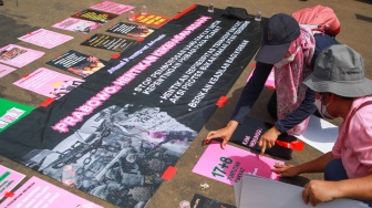 Massa yang tergabung dalam Aliansi Perempuan Indonesia (API) saat melakukan aksi di depan DPR RI, Jakarta, Rabu (3/9/2025). [Suara.com/Alfian Winanto]