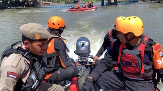 Warga Bone Lompat di Jembatan Watu Cenrana