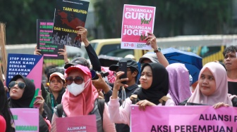 Massa yang tergabung dalam Aliansi Perempuan Indonesia (API) saat melakukan aksi di depan DPR RI, Jakarta, Rabu (3/9/2025). [Suara.com/Alfian Winanto]