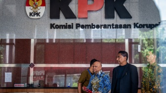 Mantan calon Wakil Gubernur Jawa Barat sekaligus putra Presiden ke-3 RI B. J. Habibie Ilham Akbar Habibie (kedua kiri) berjalan ke ruang pemeriksaan di Gedung Merah Putih KPK, Jakarta, Rabu (3/9/2025). [ANTARA FOTO/Bayu Pratama S/foc]
