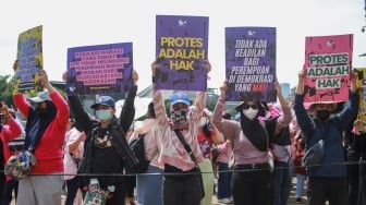 Tolak Kenaikan Tunjangan, Aliansi Perempuan Geruduk DPR