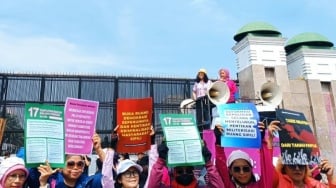 Kutuk Brutalitas Aparat, Massa Emak-emak Bawa Sapu Lidi Geruduk DPR: Rakyat Tak Bisa Ditindas!