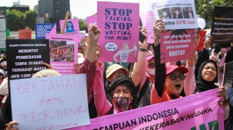 Massa yang tergabung dalam Aliansi Perempuan Indonesia (API) saat melakukan aksi di depan DPR RI, Jakarta, Rabu (3/9/2025). [Suara.com/Alfian Winanto]
