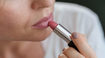 6 Rekomendasi Lipstik Anti Pudar Dipakai Makan dan Minum, Warna Tetap On Point