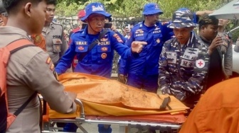 Tim SAR Evakuasi Potongan Tubuh Korban Heli Jatuh di Kalsel