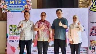 (dari kiri ke kanan) Plt. Kepala Bidang Ekonomi Kreatif Irwin Ohorella, Kepala Dinas Pariwisata Kota Makassar Achmad Hendra Hakamuddin, Ceo and Founder MTF Market Adhi Santoso dan Kepala Bidang Promosi & Pemasaran Yulianti saat acara Pasar Lokal UMKM Vol.5 di Phinisi Point Mall, Makassar, Sulawesi Selatan,  Rabu (3/9/2025). [Suara.com/Alfian Winanto]