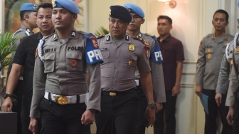 Komandan Batalyon Resimen IV Korps Brimob Polri sidang etik Kompol Cosmas Kaju Gae (tengah) berjalan usai mengikuti sidang putusan etik di Gedung TNCC Mabes Polri, Jakarta, Rabu (3/9/2025) malam. [ANTARA FOTO/Indrianto Eko Suwarso/tom]
