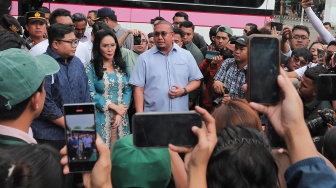 Anggota DPR Andre Rosiade  (kanan) dan Rieke Diah Pitaloka (kiri) saat menerima masyarakat sipil yang tergabung dalam Kolektif 17+8 Indonesia Berbenah untuk menyerahkan dokumen di Gerbang Pancasila, Kompleks Parlemen, Senayan, Jakarta, Kamis (4/9/2025). [Suara.com/Alfian Winanto]