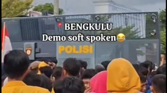 10 Potret Unik Demo di Berbagai Kota di Sumatera, Nomor 5 Bikin Terharu