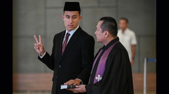 Pesepak bola Miliano Jonathans (kiri) mengikuti pengambilan sumpah dan janji setia pewarganegaraan warga negara Indonesia (WNI) di Kantor Kementerian Hukum, Jakarta, Rabu (3/9/2025). [ANTARA FOTO/Fauzan/tom]
